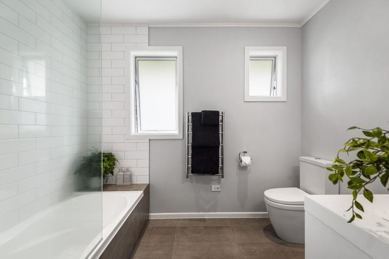 Photo of property in 2/40 Hebron Road, Waiake, Auckland, 0630