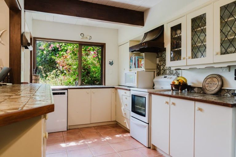 Photo of property in 11 Chelverton Terrace, Red Beach, 0932