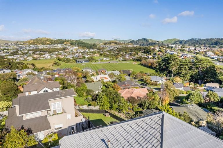 Photo of property in 2 Saunders Close, Whitby, Porirua, 5024