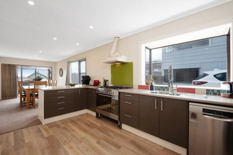 Photo of property in 34 Edgecombe Street, Newlands, Wellington, 6037