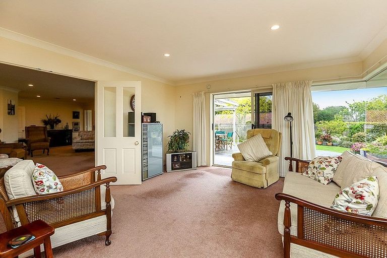 Photo of property in 18 Kinross Drive, Merrilands, New Plymouth, 4312