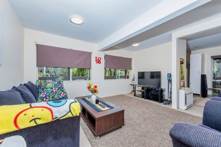 Photo of property in 16 Lagoon Way, West Harbour, Auckland, 0618