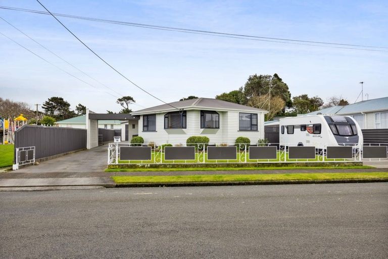 Photo of property in 16 Ramanui Avenue, Hawera, 4610