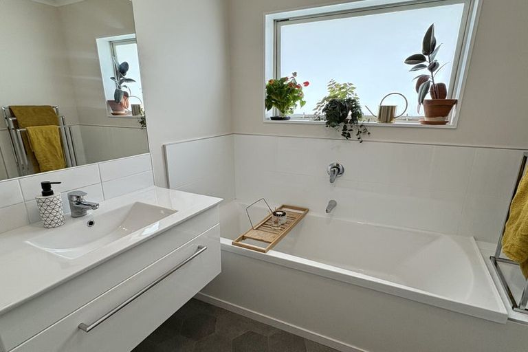 Photo of property in 2/77 Main Road, Wainuiomata, Lower Hutt, 5014