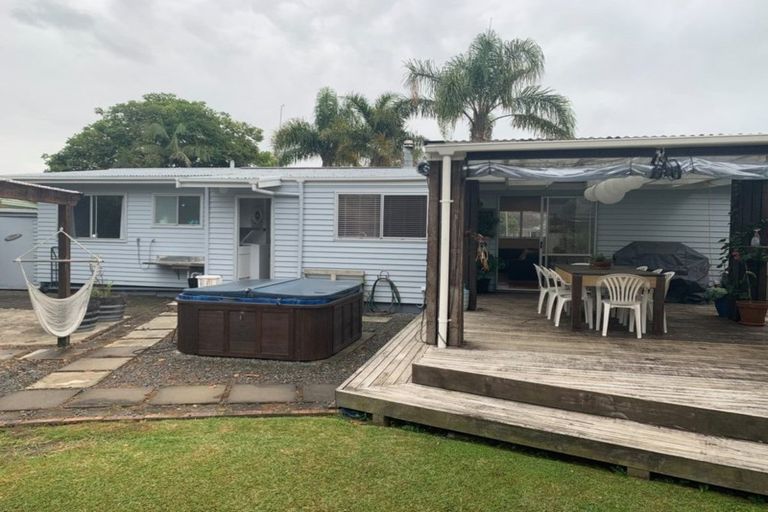 Photo of property in 18 Walton Street, Red Beach, 0932