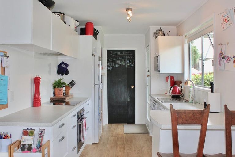 Photo of property in 58 Taipari Road, Te Atatu Peninsula, Auckland, 0610