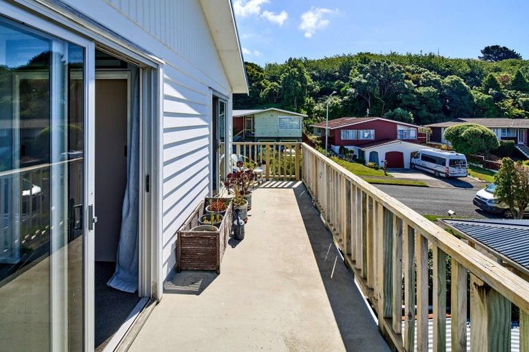 Photo of property in 17 Rembrandt Avenue, Tawa, Wellington, 5028