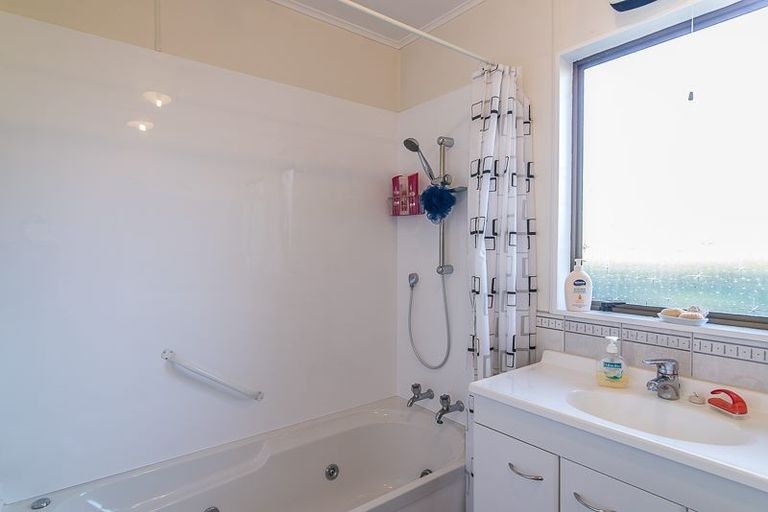 Photo of property in 40 Eruini Street, Waikanae Beach, Waikanae, 5036