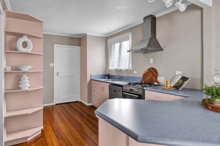 Photo of property in 14 Karaka Street, Merrilands, New Plymouth, 4312