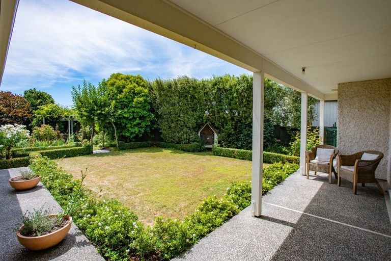 Photo of property in 20 Deakin Place, Clive, 4102