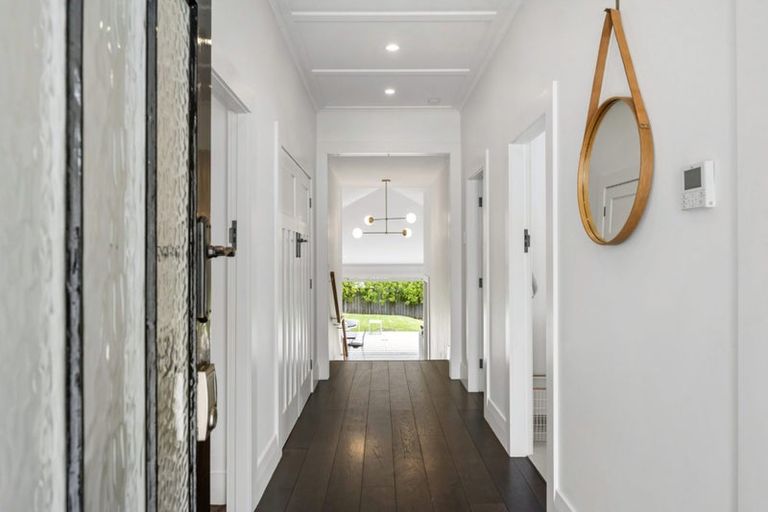 Photo of property in 10 Le Roy Terrace, Birkenhead, Auckland, 0626