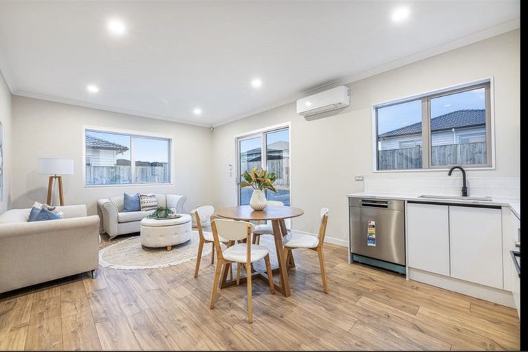 Photo of property in 15 Walter Ruddock Avenue, Kumeu, 0810