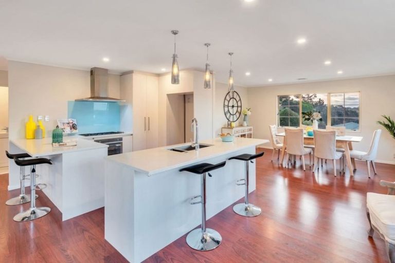 Photo of property in 32 Canary Place, Unsworth Heights, Auckland, 0632