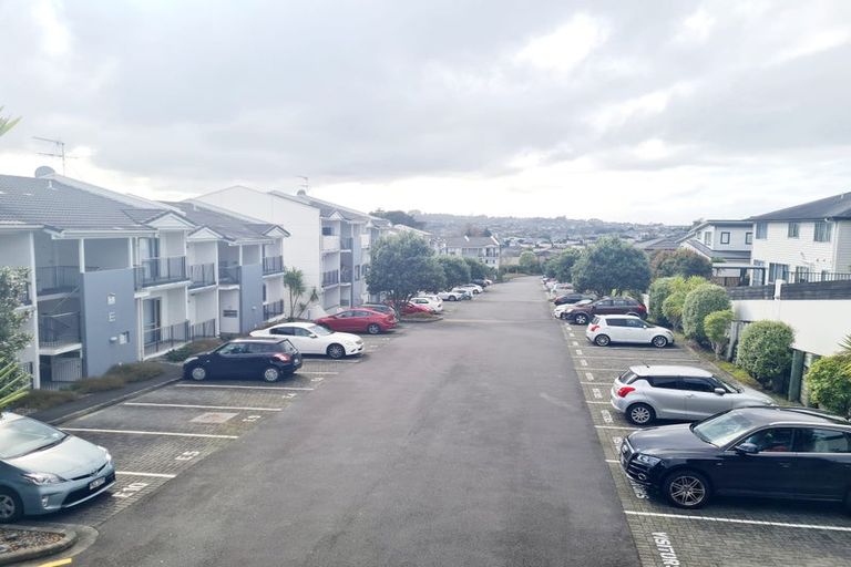 Photo of property in 1e/60 Masons Road, Oteha, Auckland, 0632