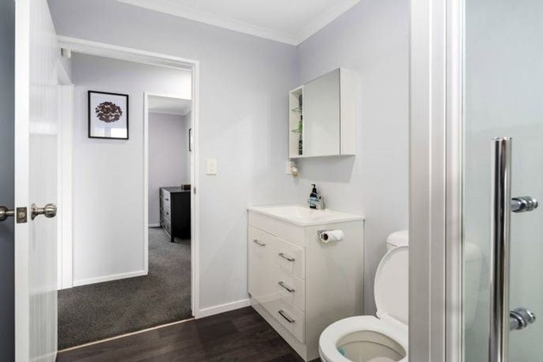 Photo of property in 58 Exeter Crescent, Takaro, Palmerston North, 4412