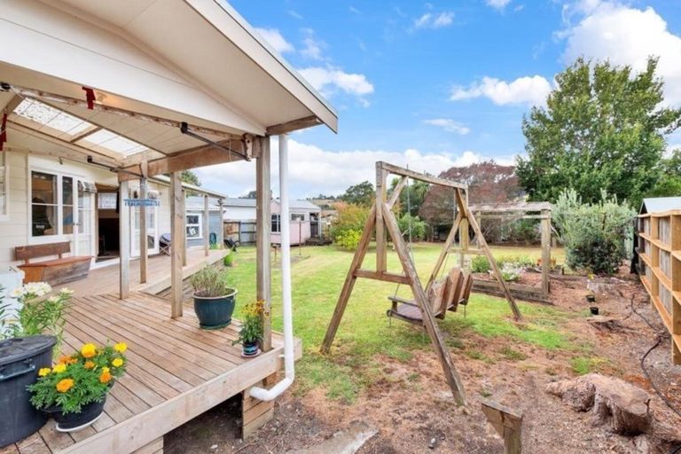 Photo of property in 52 Awaroa Road, Helensville, 0800