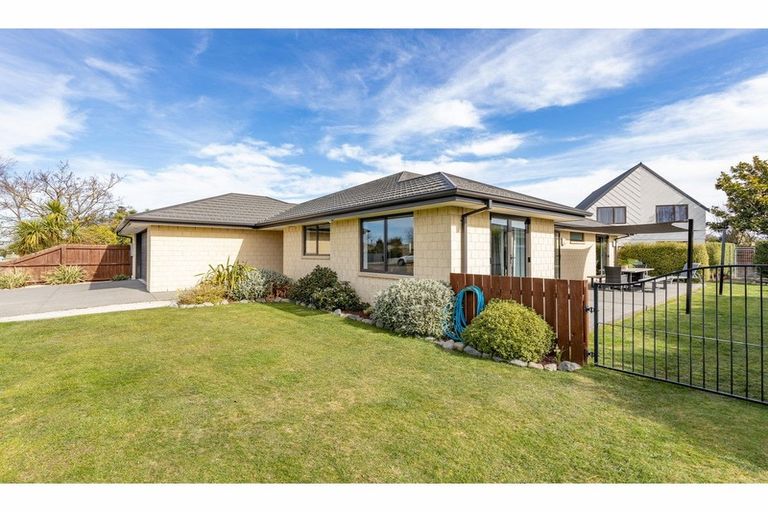 Photo of property in 17 Buckleys Road, Rangiora, 7400