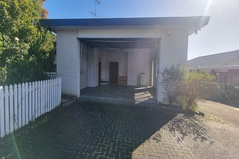Photo of property in 2 Kerlin Crescent, West Harbour, Auckland, 0618