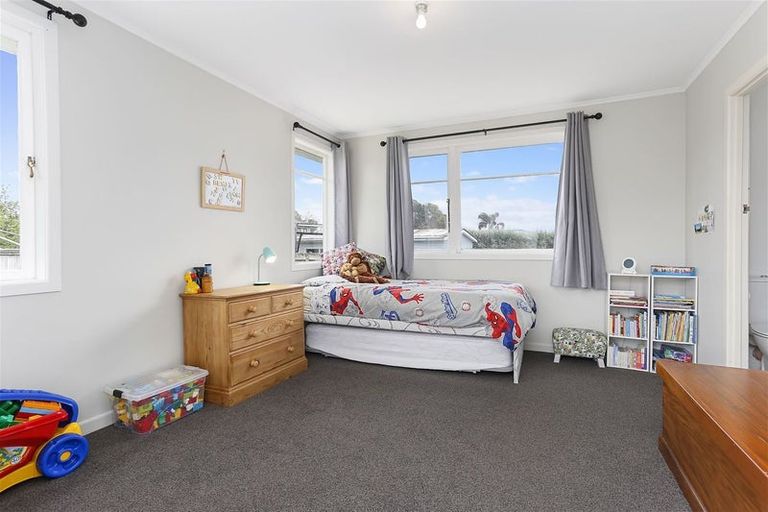 Photo of property in 2b Springbank Lane, Te Atatu Peninsula, Auckland, 0610