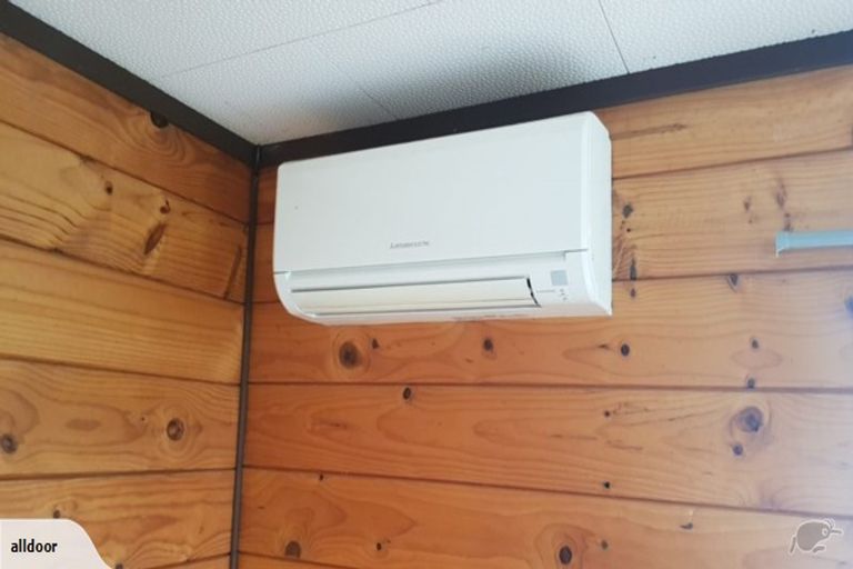 Photo of property in 21 Fernhaven Grove, Newlands, Wellington, 6037