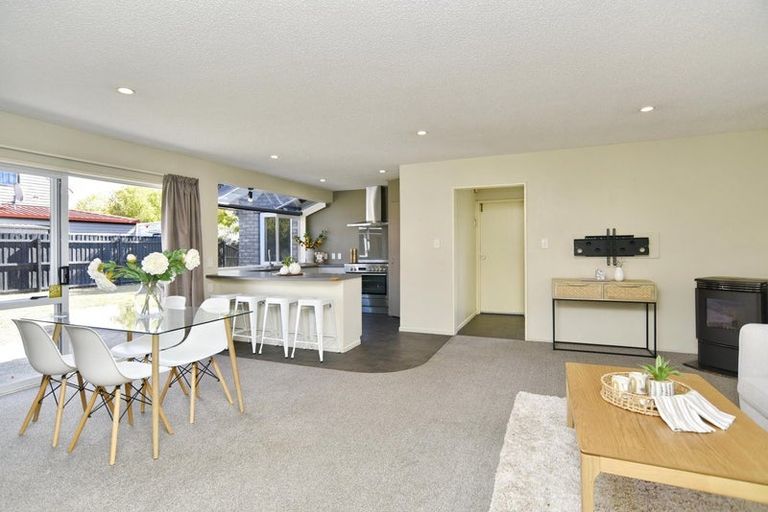 Photo of property in 142 Royal Park Drive, Parklands, Christchurch, 8083