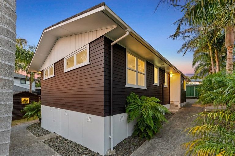 Photo of property in 21 Lantana Road, Green Bay, Auckland, 0604