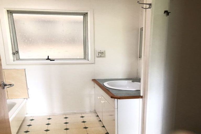 Photo of property in 3 Tahu Crescent, Sunnynook, Auckland, 0620