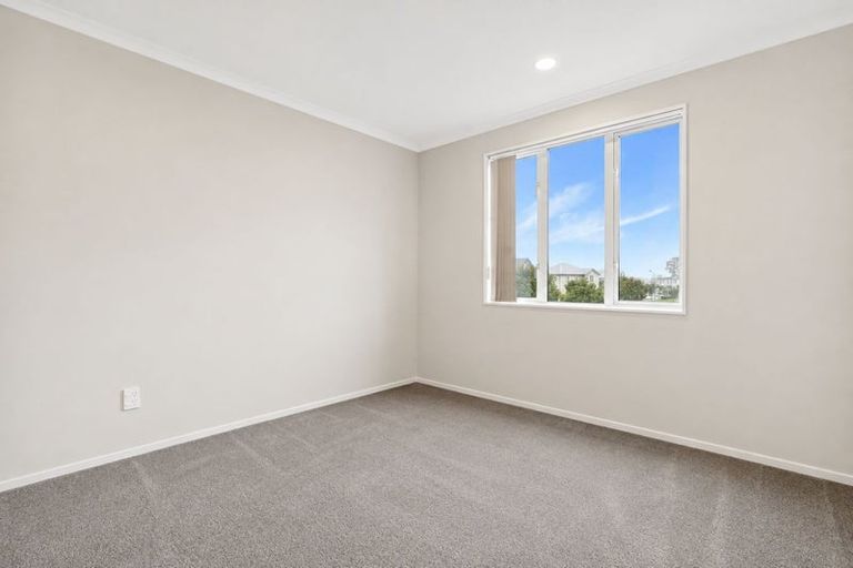 Photo of property in 19 Stitchbird Crescent, Papakura, 2110