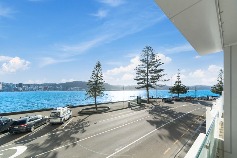Photo of property in 318 Oriental Parade, Oriental Bay, Wellington, 6011