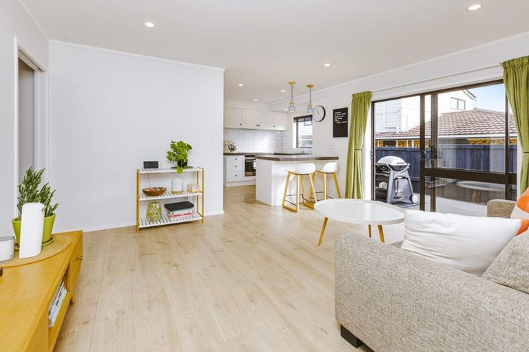 Photo of property in 9 Elrita Place, Conifer Grove, Takanini, 2112