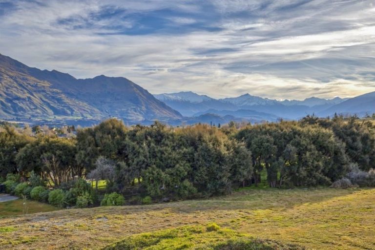 Photo of property in 7 Karearea Rise, Wanaka, 9305