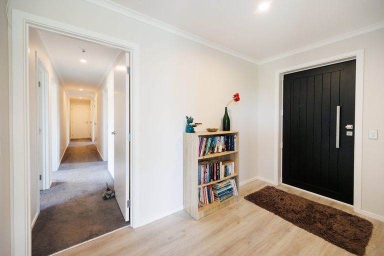 Photo of property in 132 Johnstone Drive, Fitzherbert, Palmerston North, 4410