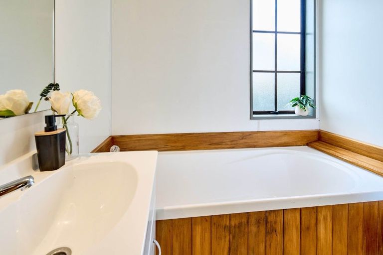 Photo of property in 122 Cambridge Terrace, Fairfield, Lower Hutt, 5011