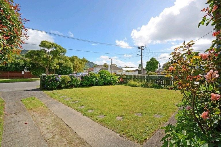 Photo of property in 16 Hazel Street, Ebdentown, Upper Hutt, 5018