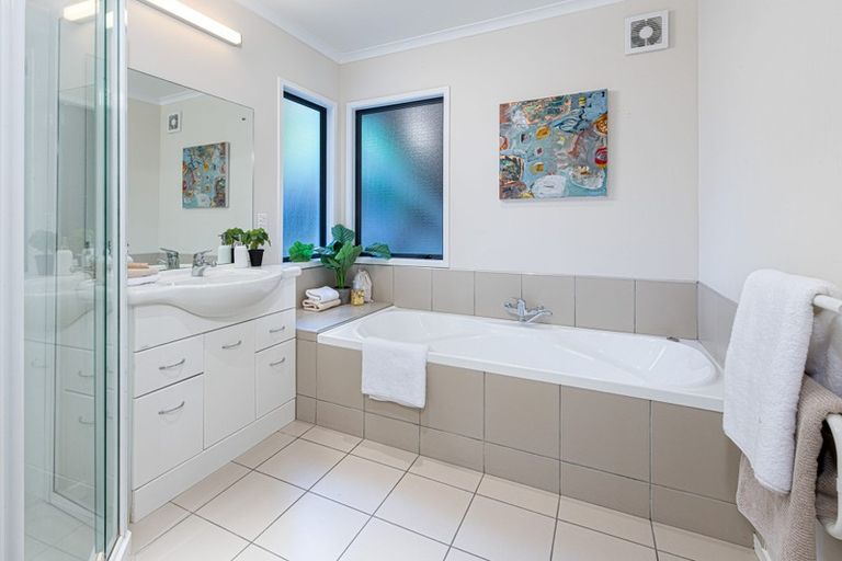 Photo of property in 21a Ridge Road, Waiake, Auckland, 0630