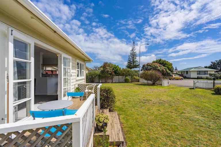 Photo of property in 11 Adrian Grove, Waikanae Beach, Waikanae, 5036