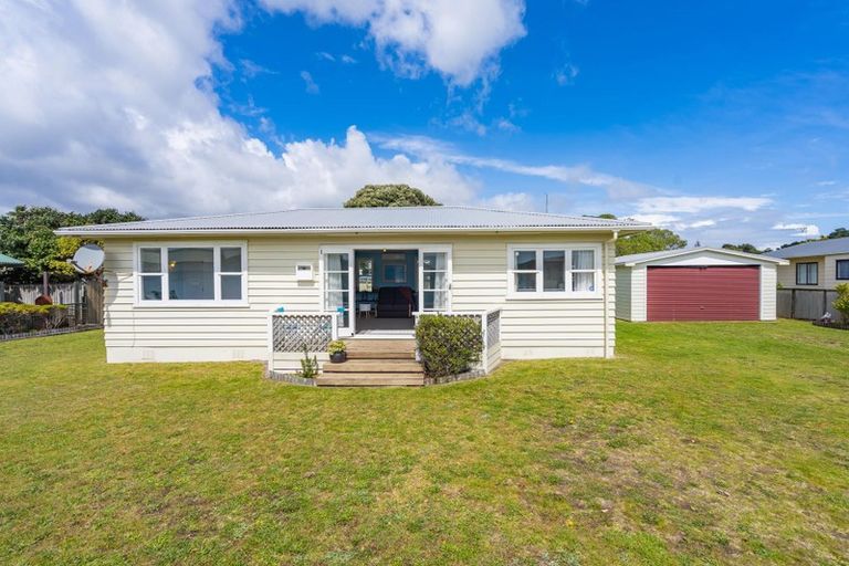 Photo of property in 11 Adrian Grove, Waikanae Beach, Waikanae, 5036