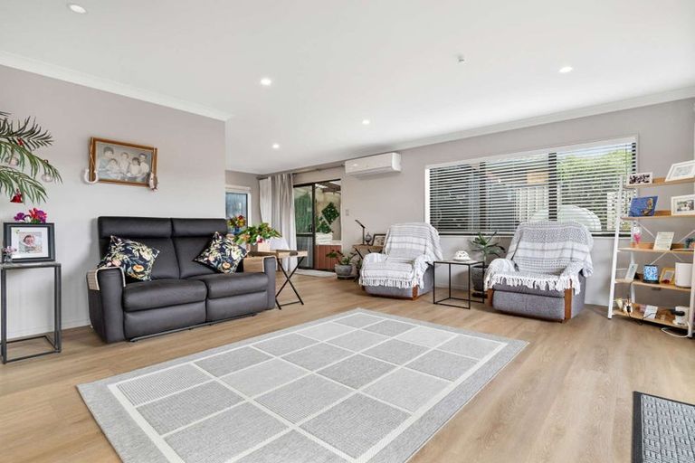 Photo of property in 42 Bodi Place, Te Atatu South, Auckland, 0610