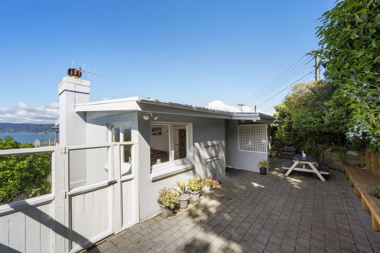 Photo of property in 27 Tai Paku Paku Road, Karaka Bays, Wellington, 6022