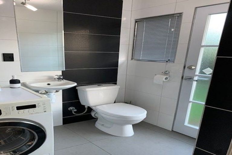 Photo of property in 8 Caribbean Drive, Unsworth Heights, Auckland, 0632