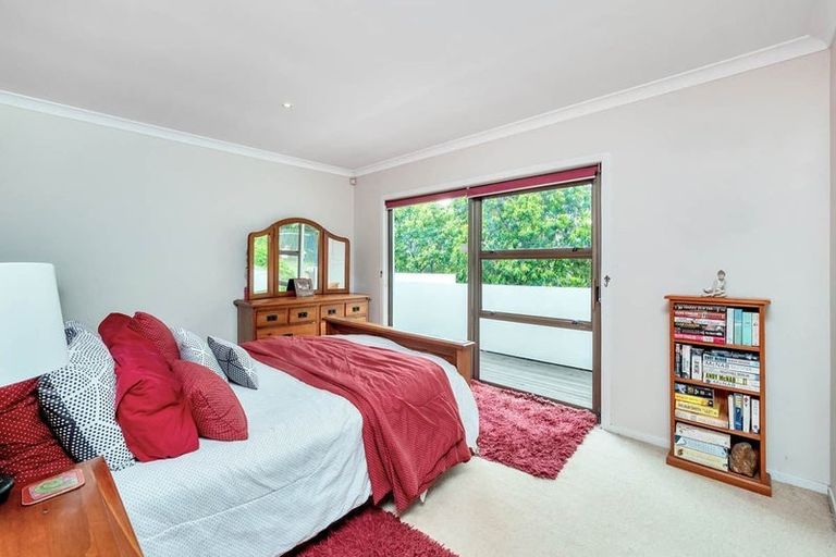 Photo of property in 2 Hollyhock Place, Browns Bay, Auckland, 0630
