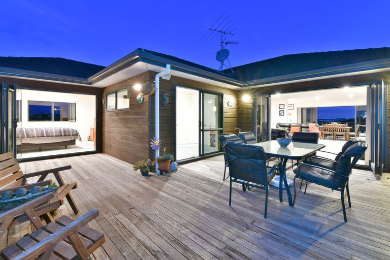 Photo of property in 8 Waldorf Crescent, Orewa, 0931