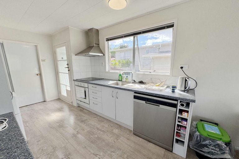 Photo of property in 21 Longreach Drive, Sunnyvale, Auckland, 0612