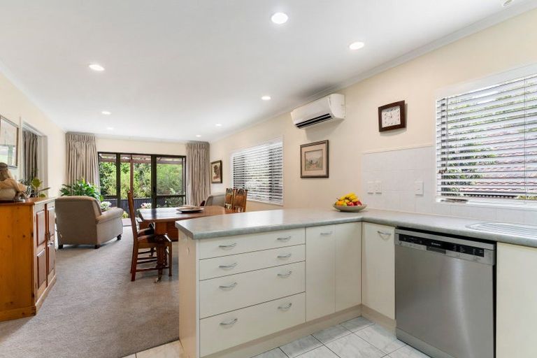 Photo of property in 2/52 Uxbridge Road, Mellons Bay, Auckland, 2014