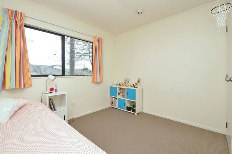 Photo of property in 1/16 Glucina Avenue, West Harbour, Auckland, 0618