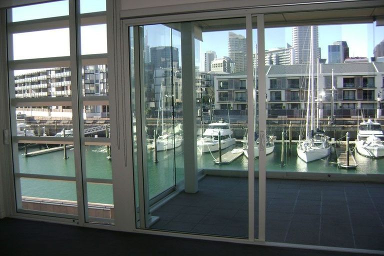 Photo of property in Stratis Apartments At Lighter Quay, 310/83 Halsey Street, Auckland Central, Auckland, 1010