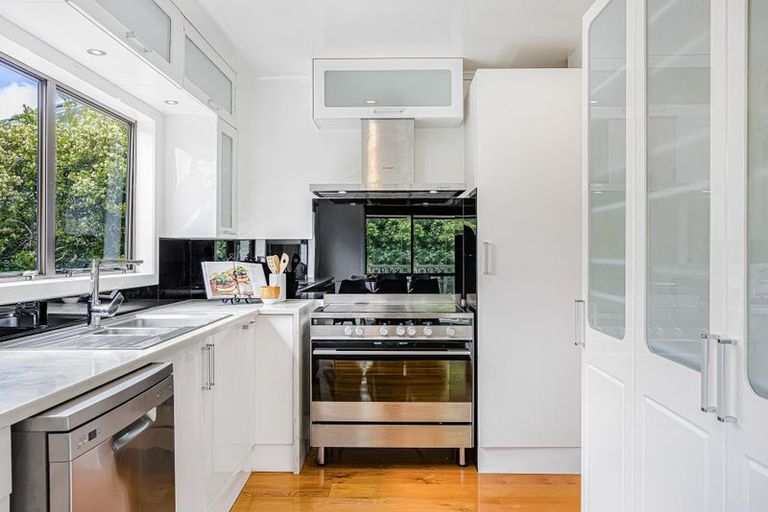 Photo of property in 28 Grassmere Road, Henderson Valley, Auckland, 0612