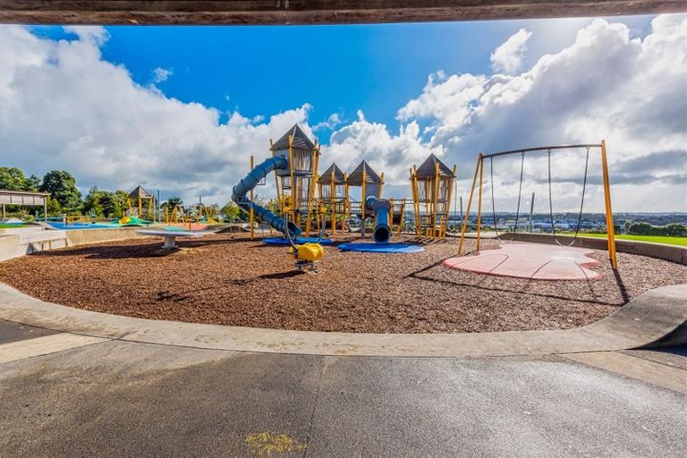 Photo of property in 15 Regents Park Place, Westgate, Auckland, 0614