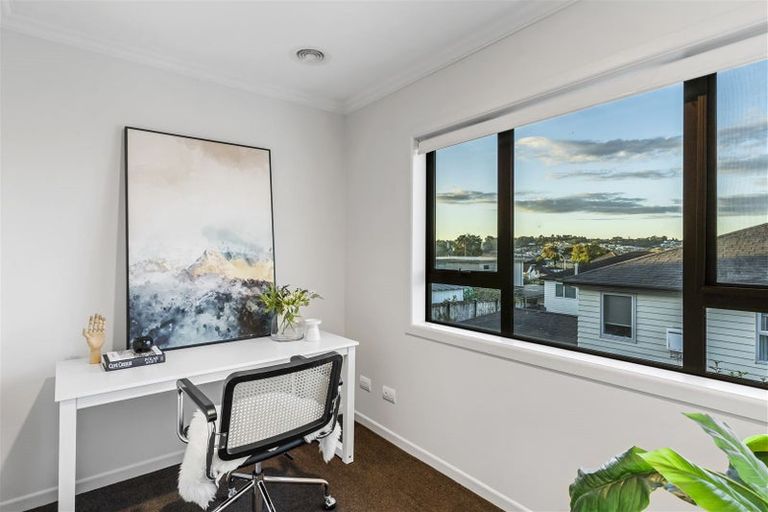 Photo of property in 16 Fernhill Way, Oteha, Auckland, 0632