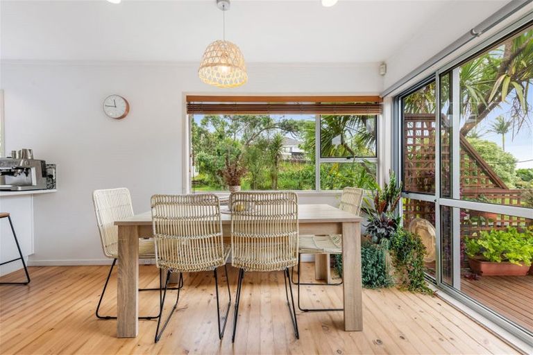 Photo of property in 1/9 De Val Drive, Titirangi, Auckland, 0604